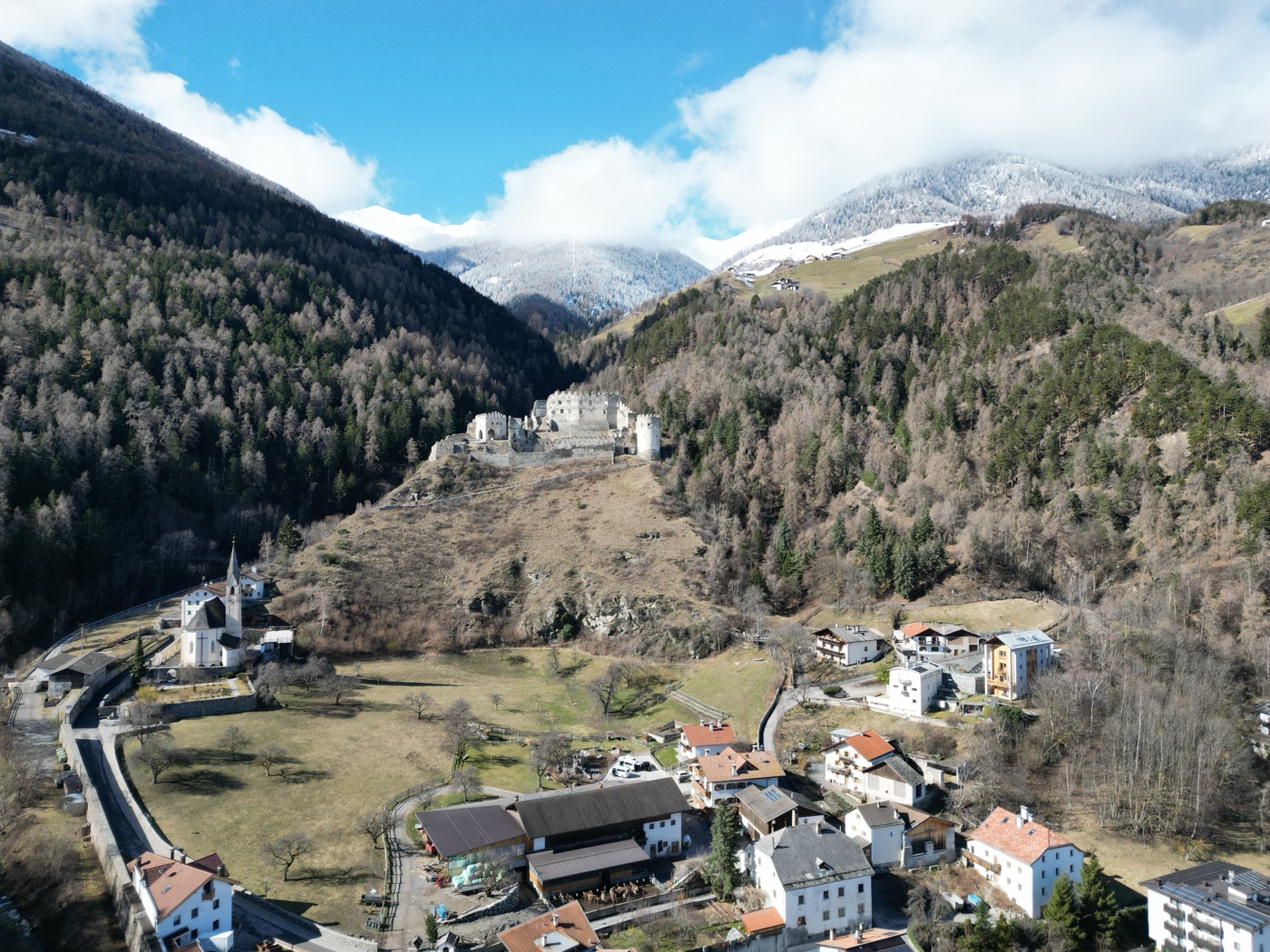 Burgruine Lichtenberg im Dorf Lichtenberg, Luftaufnahme 2024
